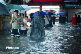 Một tuyến phố của Hà Nội bị ngập sâu sau cơn mưa lớn. (Ảnh: Hoài Nam/Vietnam+)