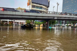 Thành phố Hà Nội vẫn còn rất nhiều điểm ngập úng trên nhiều tuyến phố nội đô. (Ảnh: Hoài Nam/Vietnam+)