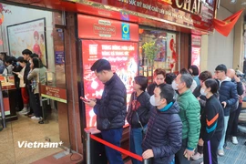 Hà Nội: Người dân xếp hàng tại 'phố vàng' trong thời điểm giá vàng 'nhảy múa'