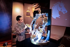 Bộ sưu tập Thiên Mã: Lời chúc Bính Ngọ "Viên mãn đại thành" của nghệ nhân điêu khắc ánh sáng