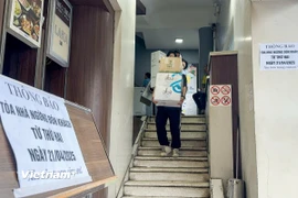 Hà Nội: Người dân tất bật di chuyển đồ đạc, chuẩn bị phá dỡ "Hàm cá mập" 