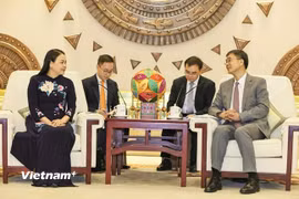  Phó Chủ tịch - Tổng Thư ký Nguyễn Thị Thu Hà hội kiến Bí thư Khu ủy Quảng Tây, Trung Quốc. (Ảnh: PV/Vietnam+) 