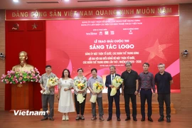 Các tác giả và nhóm tác giả đạt giải trong cuộc thi thiết kế logo. (Ảnh: Hoài Nam/Vietnam+)