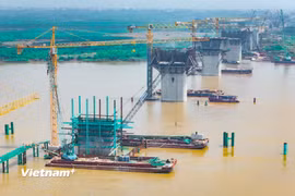 Cầu Hồng Hà tăng tốc thi công, vươn cao trụ chính giữa lòng sông