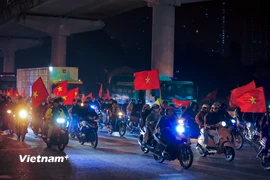 Rạng sáng 24/1, cờ đỏ sao vàng rực rỡ khắp Hà Nội sau chiến thắng của U23 Việt Nam