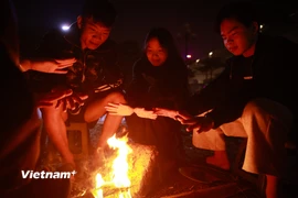 Người dân Thủ đô đốt lửa sưởi ấm chống chọi với thời tiết lạnh nhất từ đầu mùa