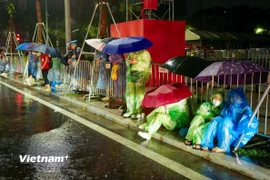 Người dân xếp hàng từ tờ mờ sáng chờ xem sơ duyệt diễu binh, diễu hành