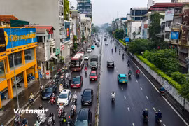 Phương tiện lưu thông trên tuyến đường Nghi Tàm thuộc Vành đai 1, thành phố Hà Nội. (Ảnh: Hoài Nam/Vietnam+)