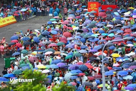 Người dân đội nắng mưa chờ xem tổng hợp luyện diễu binh diễu hành lần 2