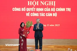 Tổng Bí thư Tô Lâm trao quyết định của Bộ Chính trị tới đồng chí Bùi Thị Minh Hoài. (Ảnh; PV/Vietnam+)