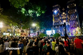 Người dân đổ về các tuyến phố trung tâm Hà Nội để chờ đón đêm Giáng Sinh 