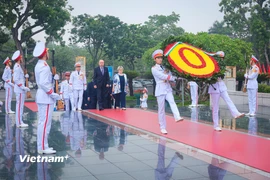 Tổng thống Hungary và Phu nhân đặt vòng hoa tưởng niệm các Anh hùng liệt sỹ