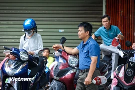 Phụ huynh nghỉ làm, "cùng con" thi Tốt nghiệp Trung học phổ thông