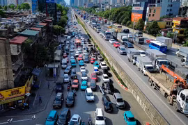 Người dân ùn ùn rời cửa ngõ Thủ đô bắt đầu kỳ nghỉ lễ 30/4-1/5 