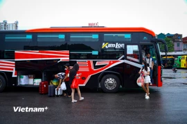 Điều chỉnh lộ trình, cấm phương tiện xe khách đi vào vùng tâm bão số 5. (Ảnh: Hoài Nam/Vietnam+)