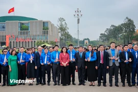 Đoàn thanh niên Chính phủ vào viếng Lăng Chủ tịch Hồ Chí Minh. (Nguồn: Vietnam+)