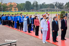 Đoàn thanh niên Chính phủ vào viếng Lăng Chủ tịch Hồ Chí Minh