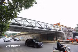 Cầu Long Biên đã hoàn thành công tác sửa chữa nên xe máy được lưu thông 2 chiều từ ngày 1/1/2026. (Ảnh: Hoài Nam/Vietnam+)