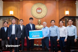 Ông Na Ki Hong, Tổng Giám đốc Samsung Việt Nam, trao số tiền 10 tỷ đồng hỗ trợ tại cơ quan Trung ương Mặt trận Tổ quốc Việt Nam. (Ảnh: Hoài Nam/Vietnam+)