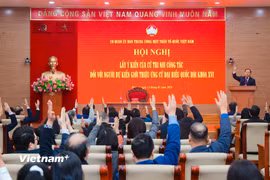 100% cử tri đã biểu quyết nhất trí giới thiệu 5 đồng chí tham gia ứng cử đại biểu Quốc hội chuyên trách khóa XVI. (Ảnh: Hoài Nam/Vietnam+)