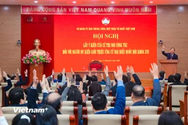 100% cử tri đã biểu quyết nhất trí giới thiệu 5 đồng chí tham gia ứng cử đại biểu Quốc hội chuyên trách khóa XVI. (Ảnh: Hoài Nam/Vietnam+)
