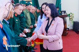 Chủ tịch Uỷ ban Trung ương Mặt trận Tổ quốc Việt Nam Bùi Thị Minh Hoài tặng quà cựu chiến binh của 4 xã Phù Đổng, Bát Tràng, Gia Lâm, Thuận An (Hà Nội). (Ảnh: PV/Vietnam+)