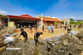 Công an Hà Nội hỗ trợ người dân vùng ngập ngoại thành sớm ổn định cuộc sống