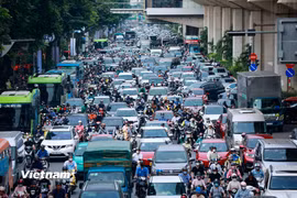 Cảnh xe máy chật vật trong giờ cao điểm khi ôtô 'dàn hàng ngang' giữa lòng đường