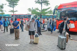 Người dân ùn ùn trở lại Thủ đô, kết thúc kỳ nghỉ lễ 30/4-1/5 