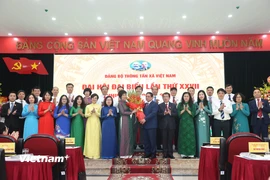 Bí thư Đảng ủy Chính phủ, Thủ tướng Chính phủ Phạm Minh Chính tặng hoa chúc mừng Ban Chấp hành nhiệm kỳ mới. (Ảnh: Hoài Nam/Vietnam+)