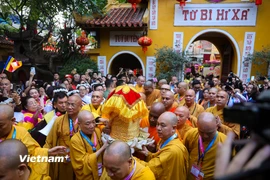 Cận cảnh cung rước xá lợi Phật về ngôi chùa hơn 500 năm tuổi tại Hà Nội 