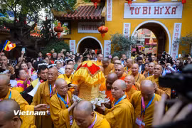 Cận cảnh cung rước xá lợi Phật về ngôi chùa hơn 500 năm tuổi tại Hà Nội 