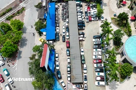 Khu đất trống trước trụ sở Tổng công ty Hàng hải Việt Nam tại số 1 Đào Duy Anh đủ điều kiện lắp đặt trạm sạc xe điện. (Ảnh: Hoài Nam/Vietnam+)