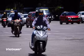 Tại Hà Nội, trời có mây, ban ngày nắng nóng gay gắt, có nơi đặc biệt gay gắt; đêm không mưa. (Ảnh: Hoài Nam/Vietnam+)
