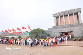 Hàng nghìn người xếp hàng chờ viếng lăng Chủ tịch Hồ Chí Minh ngày 30/4