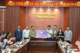 Thủ tướng Chính phủ Phạm Minh Chính trao hỗ trợ số tiền 50 tỷ đồng cho tỉnh Đắk Lắk từ nguồn vận động của Ban Vận động Cứu trợ Trung ương. (Ảnh: Báo Đắk Lắk)
