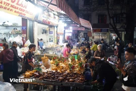 Người dân Thủ đô tất bật từ sớm sắm sửa lễ vật ‘tiễn’ ông Công ông Táo về Trời