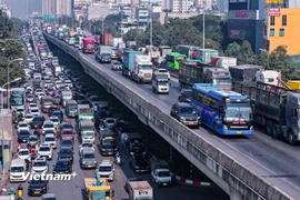 Đường phố Hà Nội chật như nêm cả ngày lẫn đêm dù không phải giờ cao điểm 