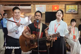 Thanh niên Việt-Trung giao lưu văn hóa tại làng Văn hóa các dân tộc Việt Nam