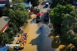 Công an thành phố Hà Nội) phối hợp với Công an địa phương, quân đội và các cơ quan chức năng tiếp tục ứng cứu, di dời và hỗ trợ hàng nghìn người dân tại các khu vực ngập sâu. (Ảnh: Hoài Nam/Vietnam+)