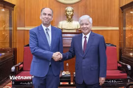 Ông Đỗ Văn Chiến, Ủy viên Bộ Chính trị, Bí thư Trung ương Đảng, Chủ tịch Ủy ban Trung ương Mặt trận Tổ quốc Việt Nam trao đổi với Đại sứ Cuba tại Việt Nam Rogelio Polanco Fuentes. (Ảnh: PV/Vietnam+)