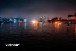 Nửa đêm, nhiều tài xế vẫn chật vật tìm cách trở về nhà trong biển nước