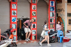 Hà Nội: Nhiều gian hàng trên phố cổ 'hé cửa' bán hàng, chợ Đồng Xuân vẫn tấp nập