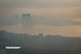Toàn cảnh Thủ đô Hà Nội chìm trong lớp mù dày đặc