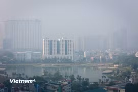 Bầu trời mù mịt do ô nhiễm không khí tại Hà Nội. (Ảnh: Hoài Nam/Vietnam+)