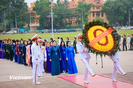 Đoàn đại biểu dự Đại hội Phụ nữ toàn quốc lần thứ XIV vào Lăng viếng Chủ tịch Hồ Chí Minh