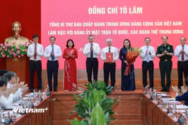 Tổng Bí thư Tô Lâm trao Quyết định số 304-QĐ/TW về chức năng, nhiệm vụ, tổ chức bộ máy Cơ quan Ủy ban Trung ương Mặt trận Tổ quốc Việt Nam . (Ảnh: PV/Vietnam+)