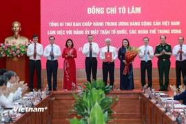 Tổng Bí thư Tô Lâm trao Quyết định số 304-QĐ/TW về chức năng, nhiệm vụ, tổ chức bộ máy Cơ quan Ủy ban Trung ương Mặt trận Tổ quốc Việt Nam . (Ảnh: PV/Vietnam+)
