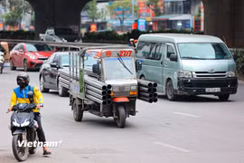 Hà Nội: Xe ba bánh vẫn nườm nượp trên đường sau vụ đâm học sinh tử vong