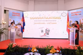 Thống đốc Ngân hàng Nhà nước Việt Nam và Campuchia thực hiện nghi lễ ra mắt dịch vụ thanh toán xuyên biên giới sử dụng QR code vào ngày 3/12/2023, tại Siem Reap, Vương quốc Campuchia. (Ảnh: NAPAS) 
